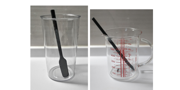 無印良品のシリコーンジャムスプーンをブラウンの付属カップと、目盛り付きiwaki計量カップに入れサンズの違いを比較した画像。