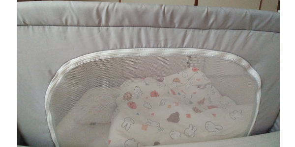 ローベッド横に設置したpopomiベビーサークルを、ローベッド側から撮影した写真。チャック式の窓をローベッド側に向けて使っています。