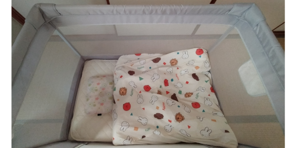 popomiのベビーサークルに、子供用布団（120×70cm）を敷いた様子。中には掛布団と枕をセットしています。