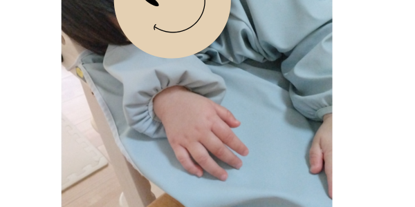 離乳食エプロン「ra kuras」を着用した写真。袖の部分をフォーカス。
