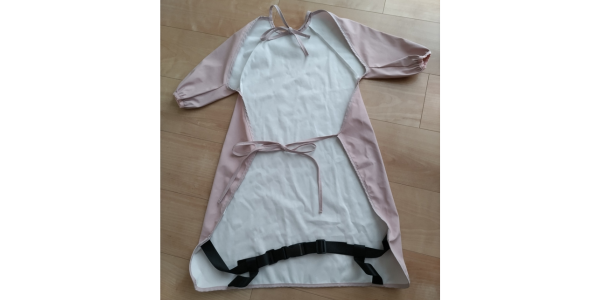 離乳食エプロン「ra kuras」を裏側から撮影した写真。