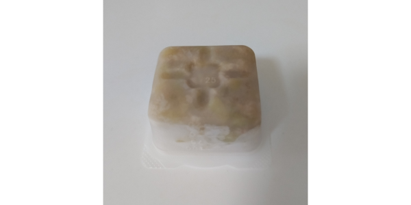 ダイソーの小分けトレーに離乳食を入れて冷凍。それを裏返した写真。