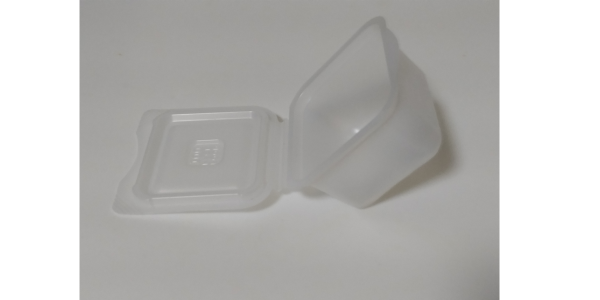 ダイソーの小分けトレーの空の状態を横方向から撮影した写真。