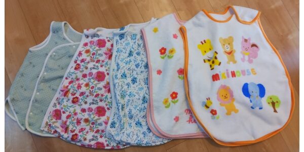 スリーパー5種類を並べた画像。左から、アカチャンホンポ、ハルウララ2枚、ミキハウス2枚。