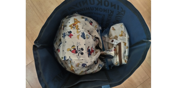 紀伊国屋のエコバッグ「カラーエコロジーバッグL」に登園セット（布団カバー・タオル・オムツ・着替え3日分）を入れた画像。