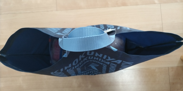 紀伊国屋のエコバッグ「 カラーエコロジーバッグL」に荷物を入れ、上から撮影した写真。荷物が隙間から見えている状態。