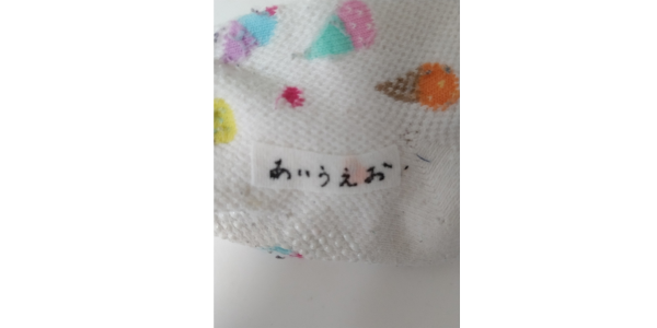 「そのまま貼れるタグシール くつ下用」を洗濯した後の濡れた状態の画像。