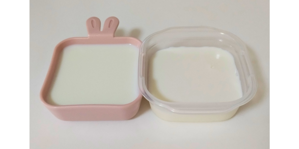 ラブツリーのうさぎさんプレートの仕切りプレート(ピンク)と、セリアの90ml容器に同じ量の牛乳を入れてみた画像。